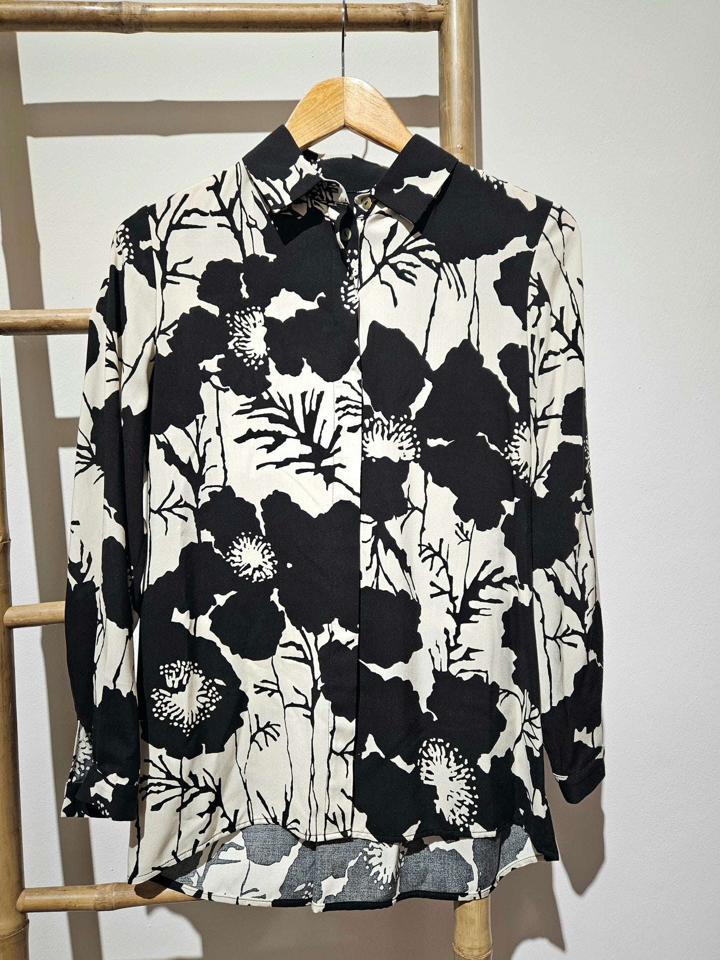 Camisa tipo Cannes blanco y negro