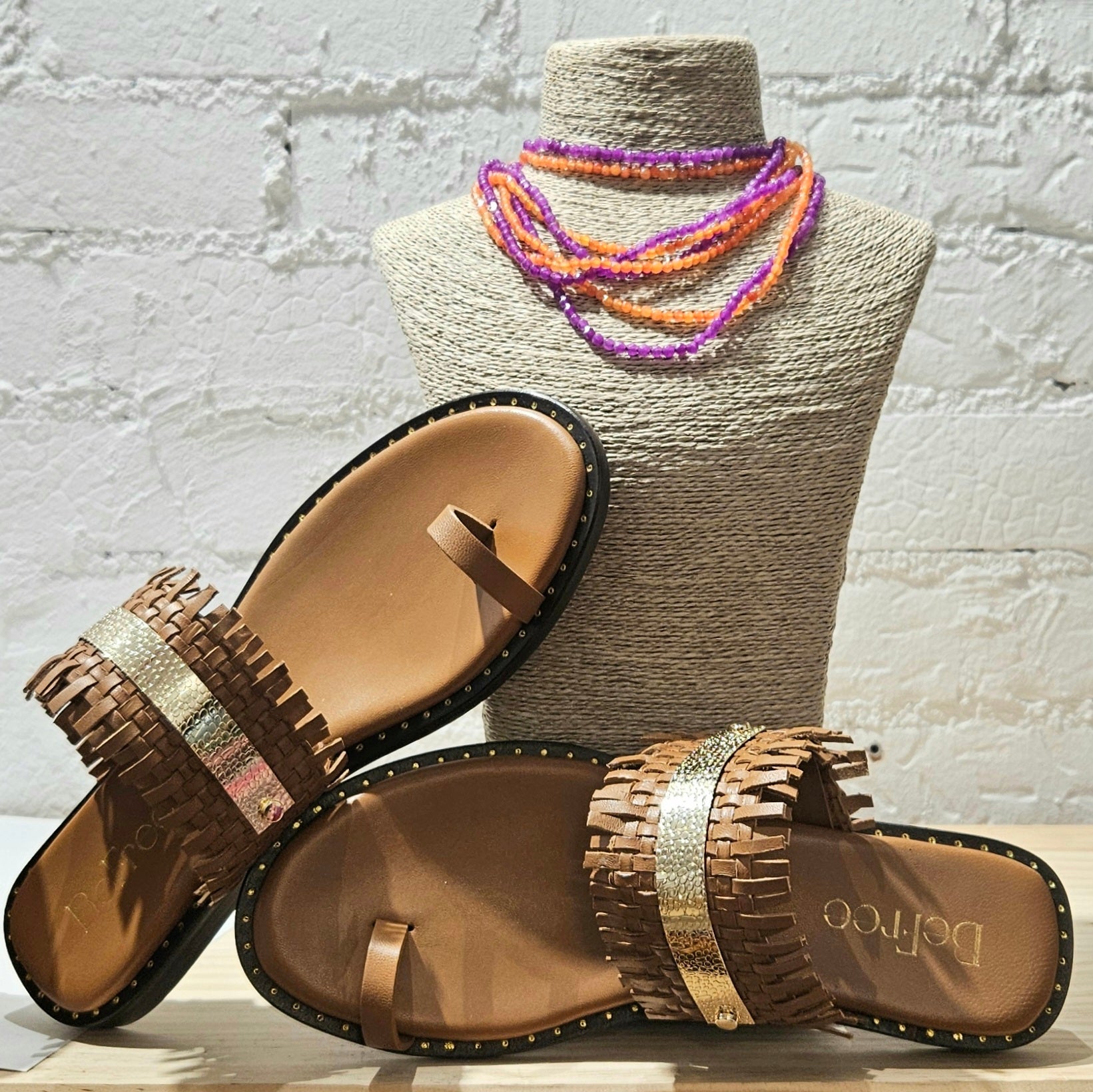 Sandalias cuero flecos