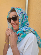 Fular flores bordados turquesa