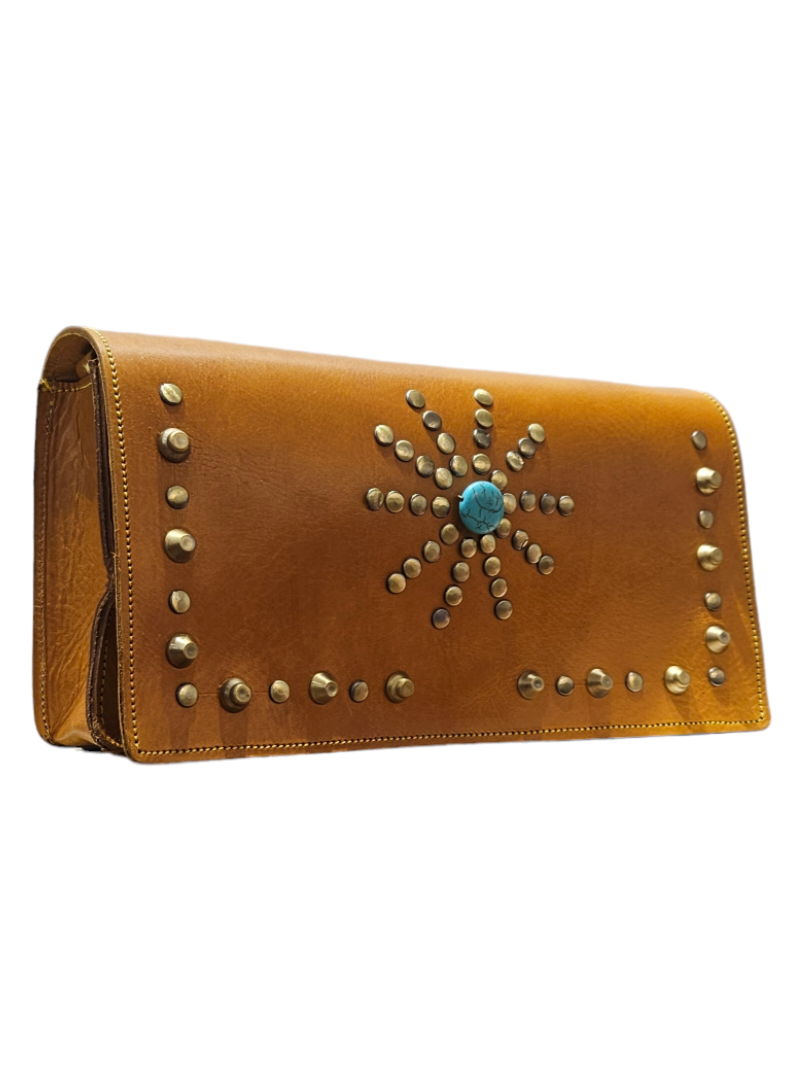 Bolso mostaza con tachas y turquesa