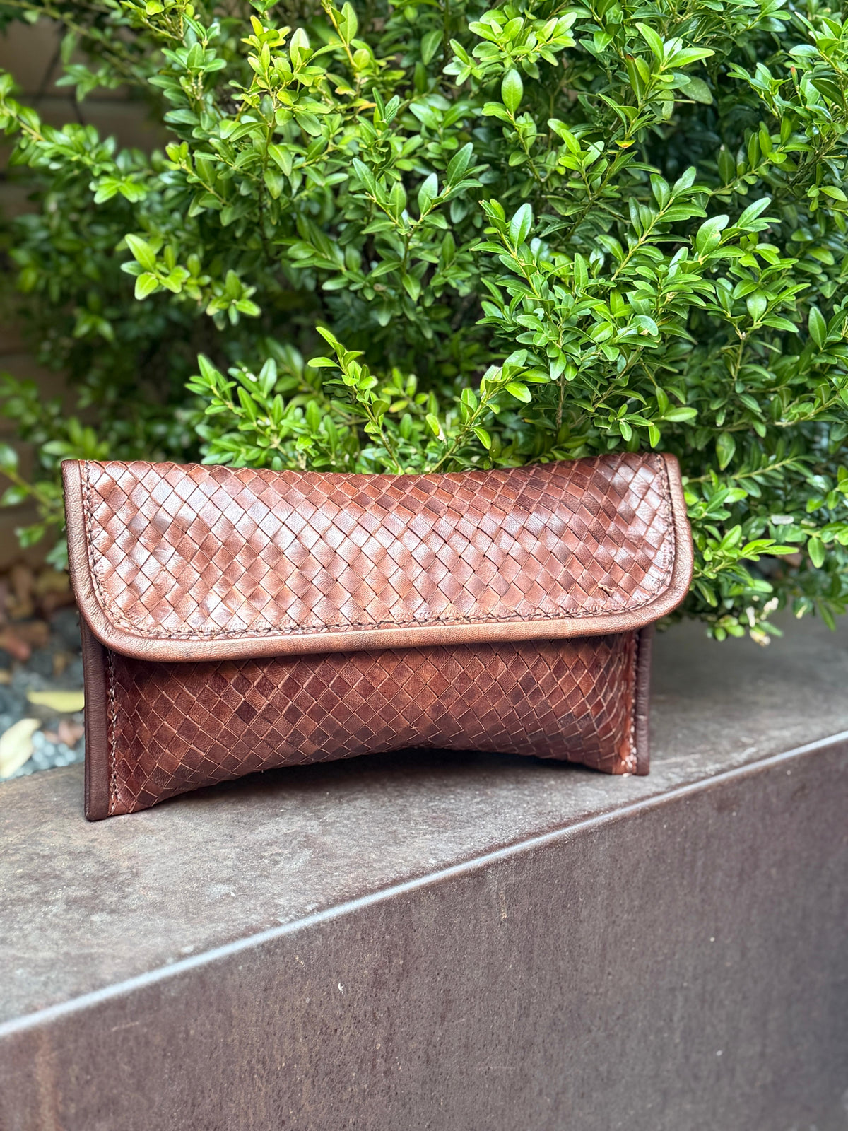 Cartera de mano piel trenzada marrón