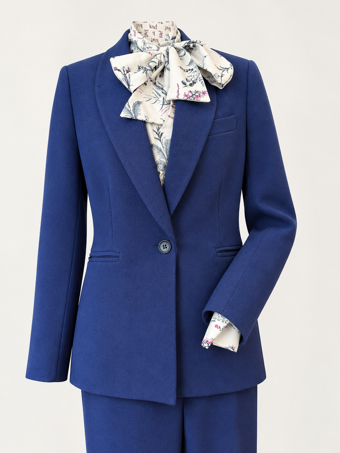 Blazer de inspiración smoking azul marino con solapas amplias y cierre de un botón